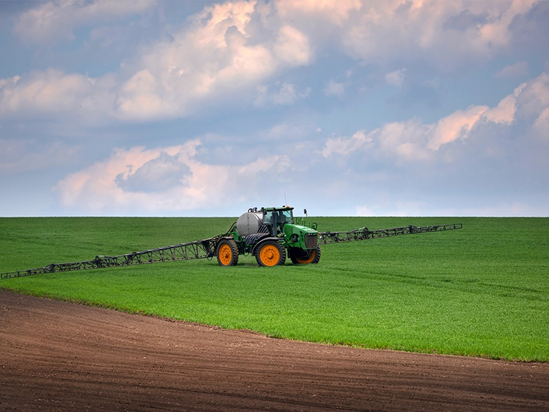 Tractor con pulverizador.