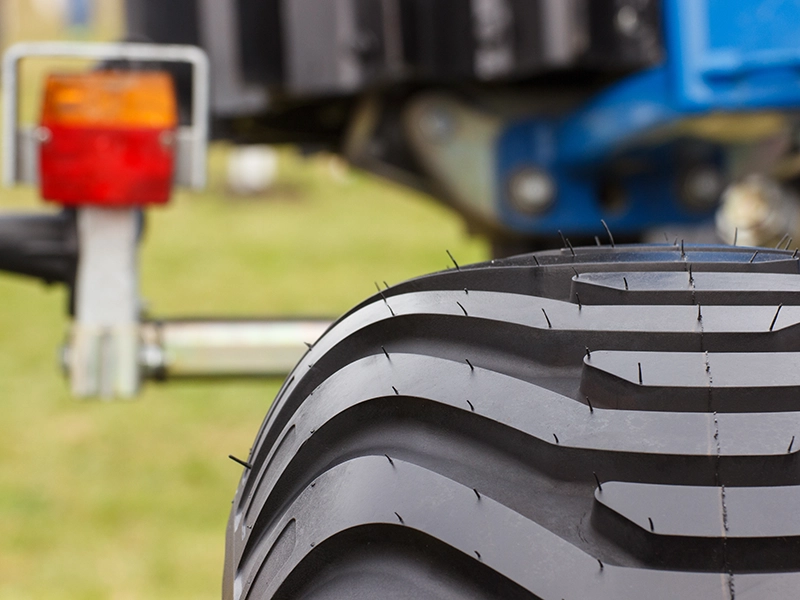 Primer plano del neumático de un tractor.
