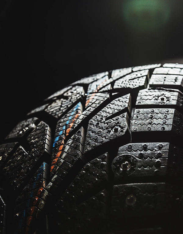 Primer plano de un neumático.