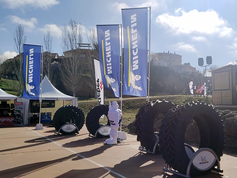 Exposición de neumáticos Michelín.