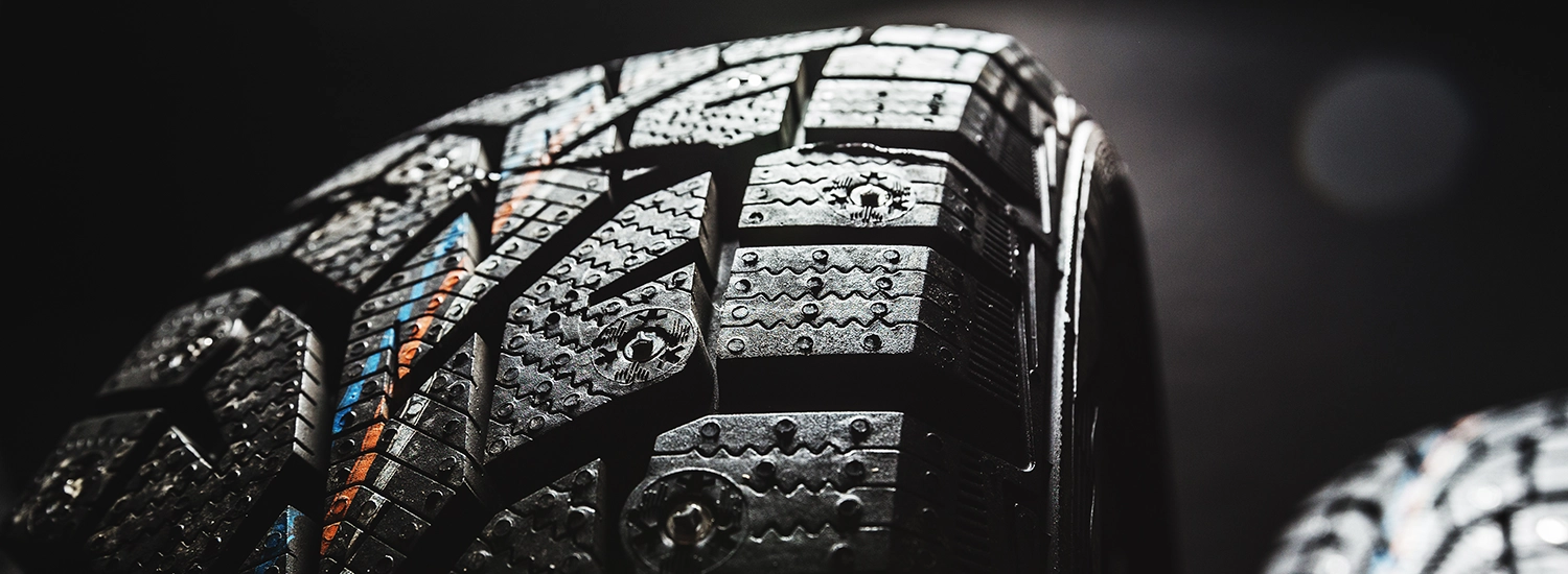 Primer plano de un neumático nuevo.