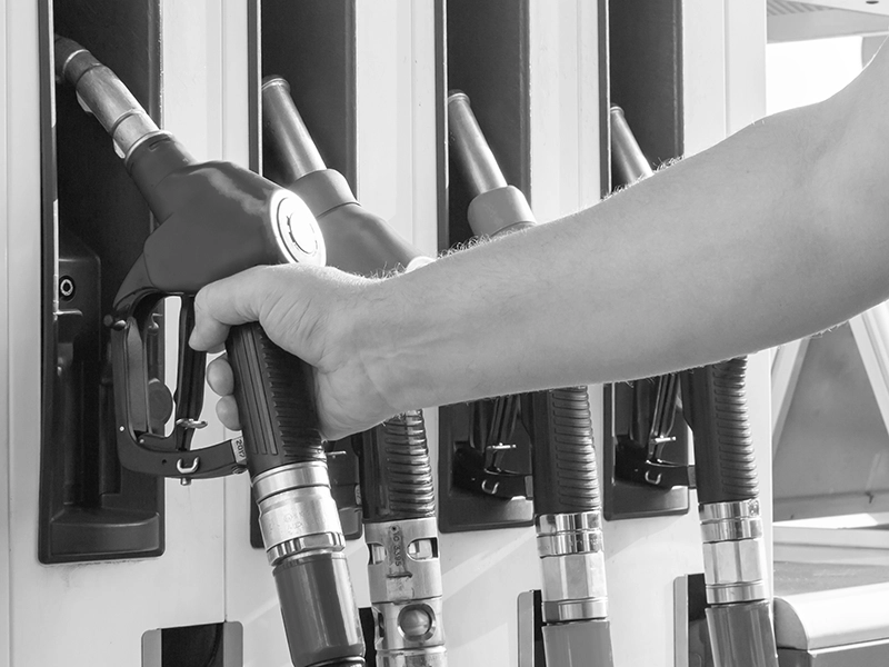 Cogiendo una pistola del surtidor de combustible.