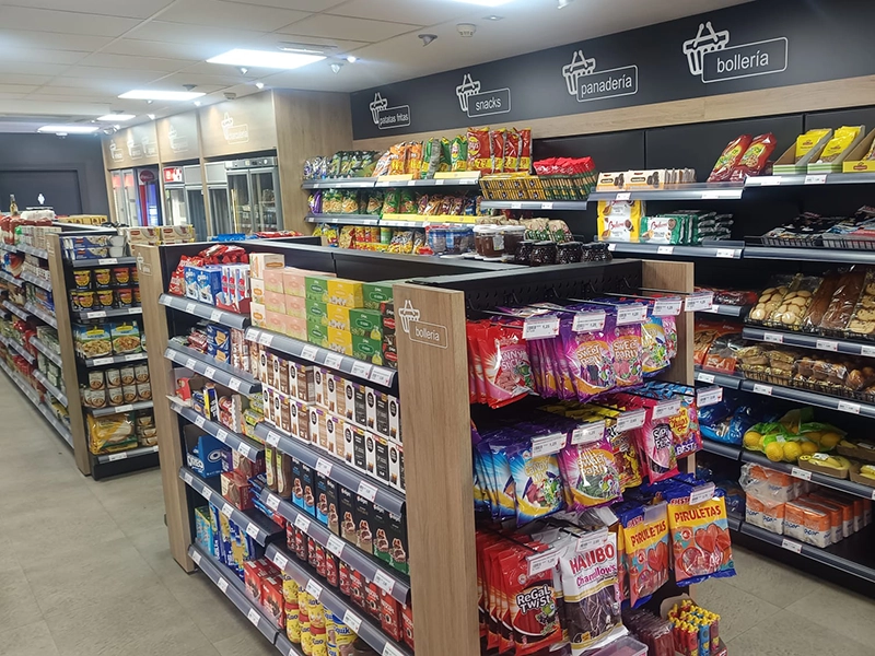 Interior del súper de Sáenz de Miera.