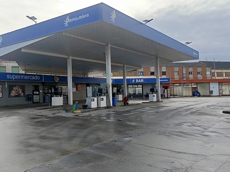 Exterior de Gasolinera y túnel de lavado Sáenz de Miera.
