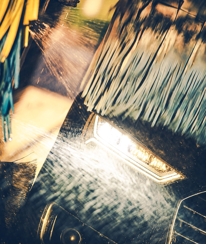 Zona de lavado de vehículo del túnel de lavado.